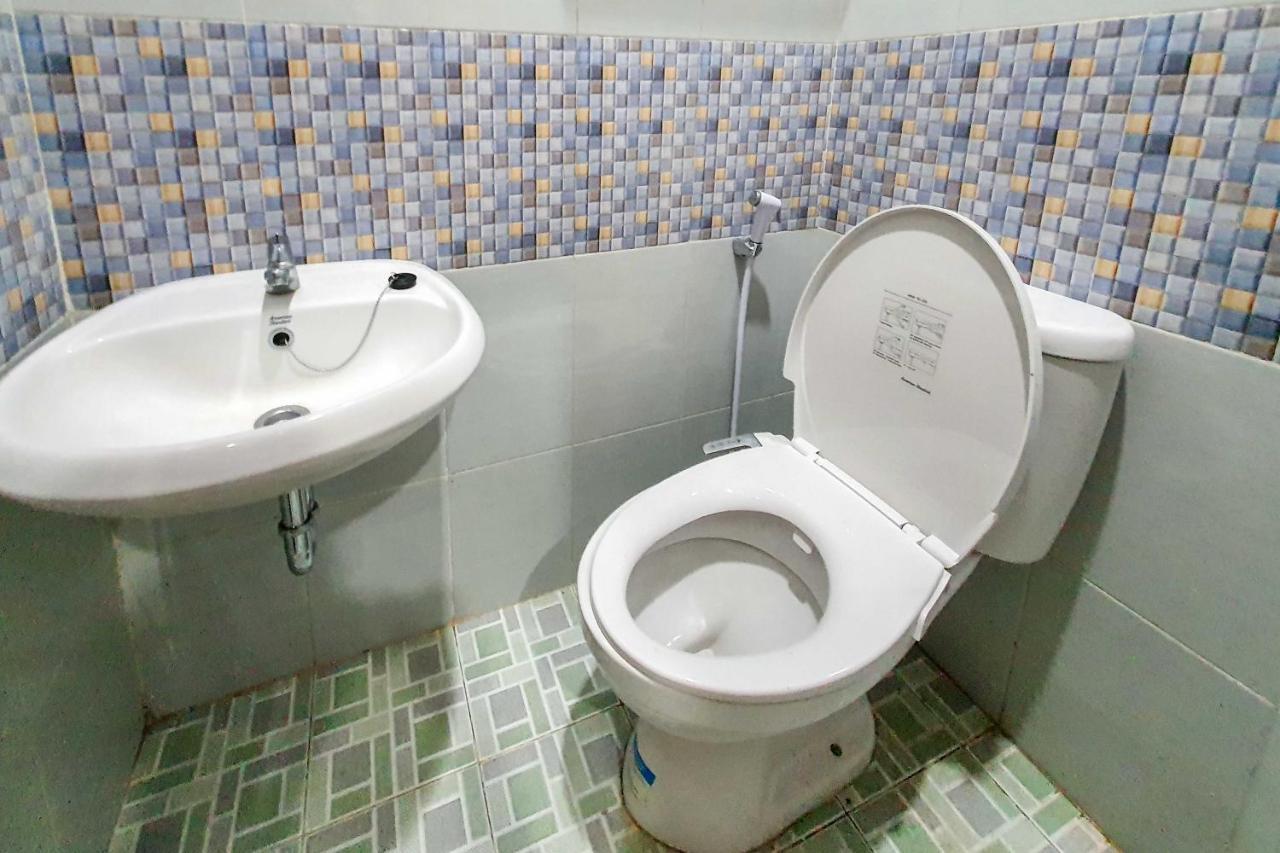 RedDoorz Syariah near Solo Paragon Mall 2 Bonorejo Esterno foto